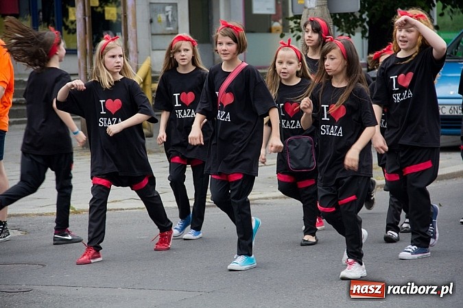 Zdjęcie w galerii na portalu naszraciborz.pl: Barwna parada dzieci i młodzieży przeszła z placu Długosza na stadion OSiR wiadomości z regionu