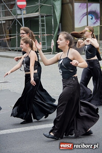 Zdjęcie w galerii na portalu naszraciborz.pl: Barwna parada dzieci i młodzieży przeszła z placu Długosza na stadion OSiR wiadomości z regionu