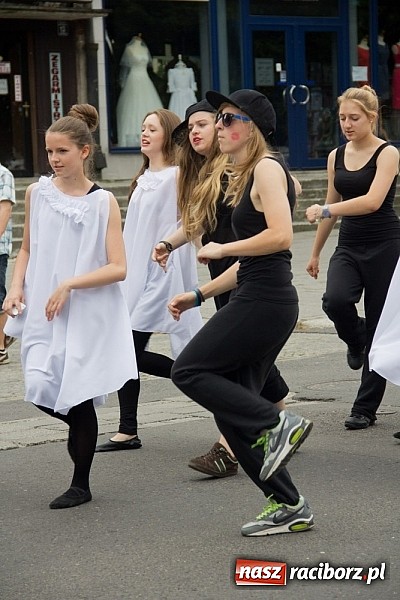 Zdjęcie w galerii na portalu naszraciborz.pl: Barwna parada dzieci i młodzieży przeszła z placu Długosza na stadion OSiR wiadomości z regionu