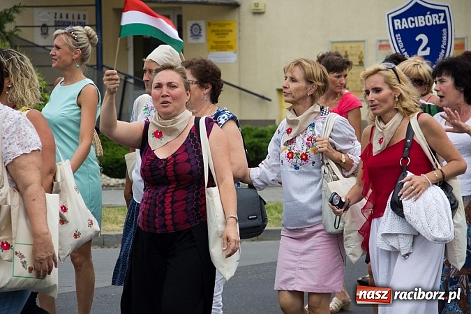 Zdjęcie w galerii na portalu naszraciborz.pl: Barwna parada dzieci i młodzieży przeszła z placu Długosza na stadion OSiR wiadomości z regionu