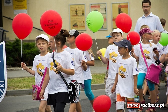 Zdjęcie w galerii na portalu naszraciborz.pl: Barwna parada dzieci i młodzieży przeszła z placu Długosza na stadion OSiR wiadomości z regionu