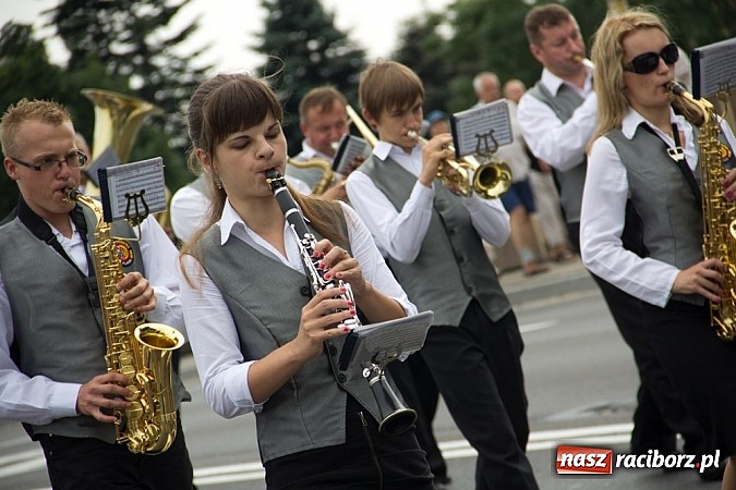Zdjęcie w galerii na portalu naszraciborz.pl: Barwna parada dzieci i młodzieży przeszła z placu Długosza na stadion OSiR wiadomości z regionu