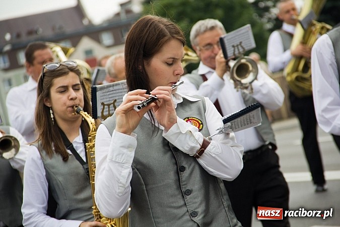 Zdjęcie w galerii na portalu naszraciborz.pl: Barwna parada dzieci i młodzieży przeszła z placu Długosza na stadion OSiR wiadomości z regionu