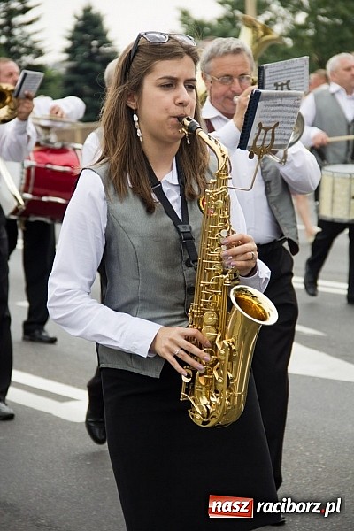 Zdjęcie w galerii na portalu naszraciborz.pl: Barwna parada dzieci i młodzieży przeszła z placu Długosza na stadion OSiR wiadomości z regionu