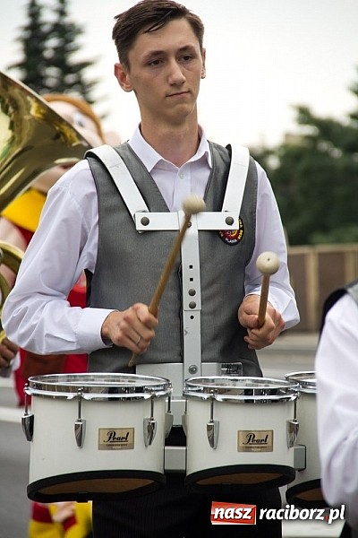 Zdjęcie w galerii na portalu naszraciborz.pl: Barwna parada dzieci i młodzieży przeszła z placu Długosza na stadion OSiR wiadomości z regionu