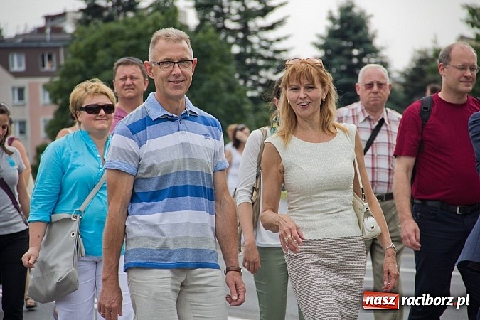 Zdjęcie w galerii na portalu naszraciborz.pl: Barwna parada dzieci i młodzieży przeszła z placu Długosza na stadion OSiR wiadomości z regionu