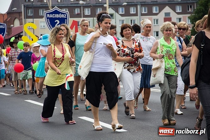 Zdjęcie w galerii na portalu naszraciborz.pl: Barwna parada dzieci i młodzieży przeszła z placu Długosza na stadion OSiR wiadomości z regionu