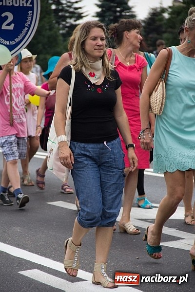 Zdjęcie w galerii na portalu naszraciborz.pl: Barwna parada dzieci i młodzieży przeszła z placu Długosza na stadion OSiR wiadomości z regionu