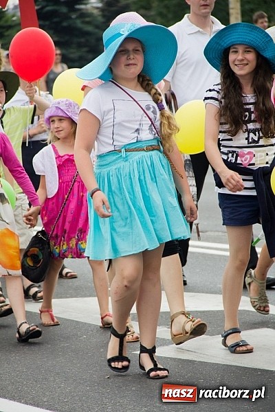 Zdjęcie w galerii na portalu naszraciborz.pl: Barwna parada dzieci i młodzieży przeszła z placu Długosza na stadion OSiR wiadomości z regionu