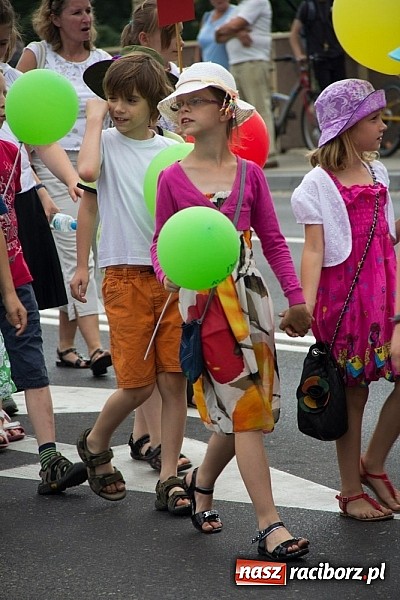Zdjęcie w galerii na portalu naszraciborz.pl: Barwna parada dzieci i młodzieży przeszła z placu Długosza na stadion OSiR wiadomości z regionu
