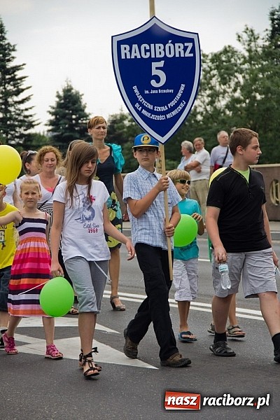 Zdjęcie w galerii na portalu naszraciborz.pl: Barwna parada dzieci i młodzieży przeszła z placu Długosza na stadion OSiR wiadomości z regionu