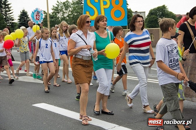 Zdjęcie w galerii na portalu naszraciborz.pl: Barwna parada dzieci i młodzieży przeszła z placu Długosza na stadion OSiR wiadomości z regionu