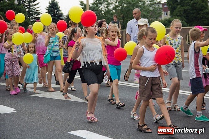 Zdjęcie w galerii na portalu naszraciborz.pl: Barwna parada dzieci i młodzieży przeszła z placu Długosza na stadion OSiR wiadomości z regionu