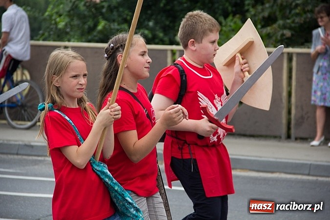Zdjęcie w galerii na portalu naszraciborz.pl: Barwna parada dzieci i młodzieży przeszła z placu Długosza na stadion OSiR wiadomości z regionu