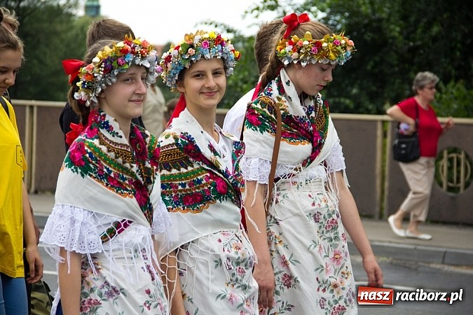 Zdjęcie w galerii na portalu naszraciborz.pl: Barwna parada dzieci i młodzieży przeszła z placu Długosza na stadion OSiR wiadomości z regionu