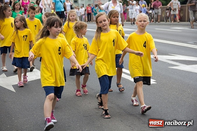 Zdjęcie w galerii na portalu naszraciborz.pl: Barwna parada dzieci i młodzieży przeszła z placu Długosza na stadion OSiR wiadomości z regionu