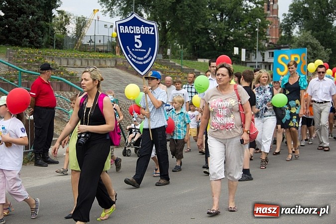 Zdjęcie w galerii na portalu naszraciborz.pl: Barwna parada dzieci i młodzieży przeszła z placu Długosza na stadion OSiR wiadomości z regionu
