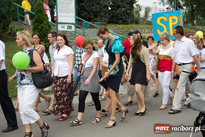 Zdjęcie w galerii na portalu naszraciborz.pl: Barwna parada dzieci i młodzieży przeszła z placu Długosza na stadion OSiR wiadomości z regionu