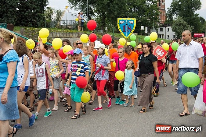 Zdjęcie w galerii na portalu naszraciborz.pl: Barwna parada dzieci i młodzieży przeszła z placu Długosza na stadion OSiR wiadomości z regionu