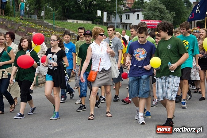Zdjęcie w galerii na portalu naszraciborz.pl: Barwna parada dzieci i młodzieży przeszła z placu Długosza na stadion OSiR wiadomości z regionu