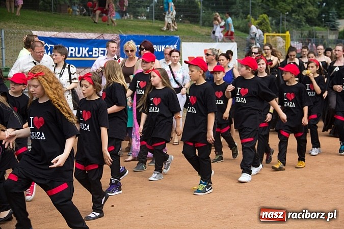 Zdjęcie w galerii na portalu naszraciborz.pl: Barwna parada dzieci i młodzieży przeszła z placu Długosza na stadion OSiR wiadomości z regionu