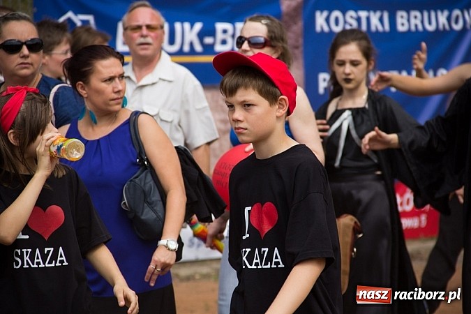 Zdjęcie w galerii na portalu naszraciborz.pl: Barwna parada dzieci i młodzieży przeszła z placu Długosza na stadion OSiR wiadomości z regionu