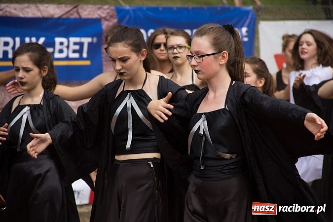 Zdjęcie w galerii na portalu naszraciborz.pl: Barwna parada dzieci i młodzieży przeszła z placu Długosza na stadion OSiR wiadomości z regionu