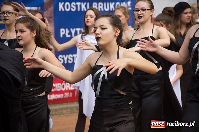 Zdjęcie w galerii na portalu naszraciborz.pl: Barwna parada dzieci i młodzieży przeszła z placu Długosza na stadion OSiR wiadomości z regionu