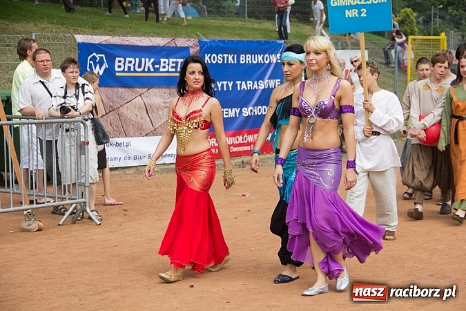 Zdjęcie w galerii na portalu naszraciborz.pl: Barwna parada dzieci i młodzieży przeszła z placu Długosza na stadion OSiR wiadomości z regionu