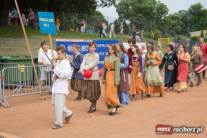 Zdjęcie w galerii na portalu naszraciborz.pl: Barwna parada dzieci i młodzieży przeszła z placu Długosza na stadion OSiR wiadomości z regionu