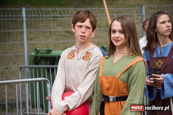 Zdjęcie w galerii na portalu naszraciborz.pl: Barwna parada dzieci i młodzieży przeszła z placu Długosza na stadion OSiR wiadomości z regionu