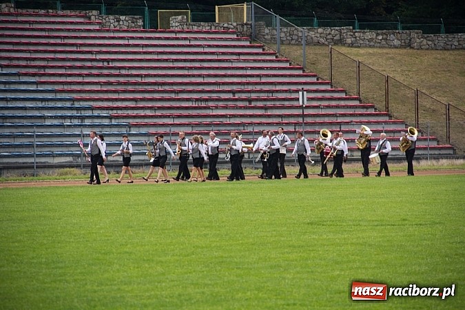 Zdjęcie w galerii na portalu naszraciborz.pl: Barwna parada dzieci i młodzieży przeszła z placu Długosza na stadion OSiR wiadomości z regionu