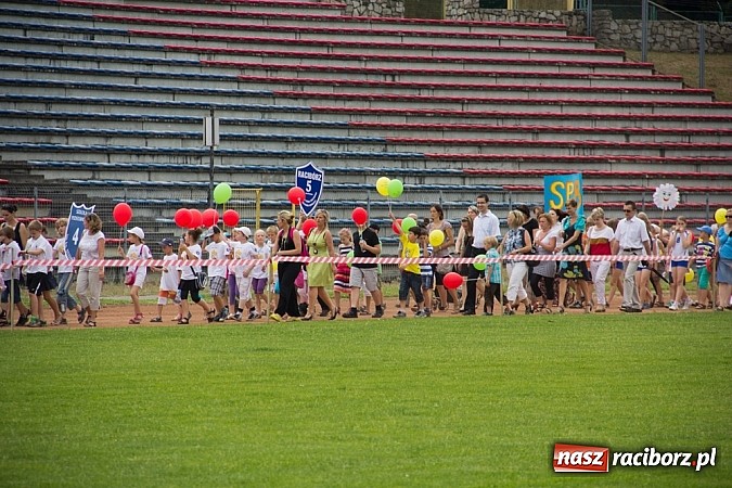 Zdjęcie w galerii na portalu naszraciborz.pl: Barwna parada dzieci i młodzieży przeszła z placu Długosza na stadion OSiR wiadomości z regionu