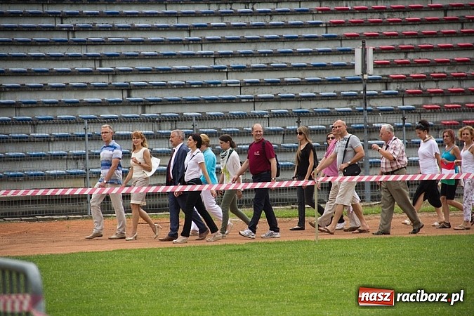 Zdjęcie w galerii na portalu naszraciborz.pl: Barwna parada dzieci i młodzieży przeszła z placu Długosza na stadion OSiR wiadomości z regionu
