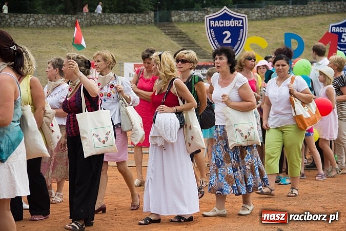 Zdjęcie w galerii na portalu naszraciborz.pl: Barwna parada dzieci i młodzieży przeszła z placu Długosza na stadion OSiR wiadomości z regionu