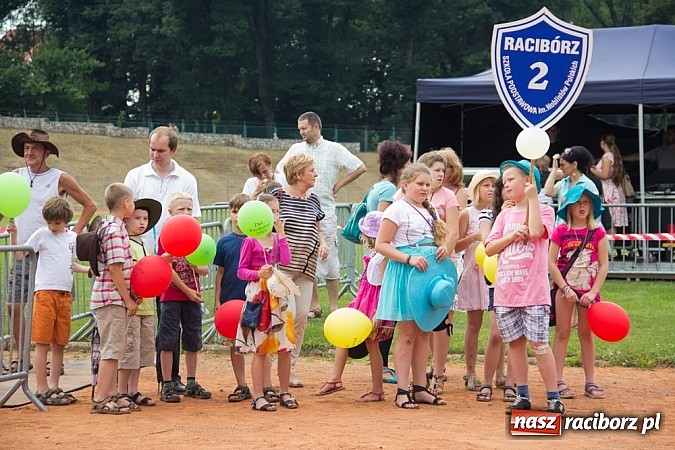 Zdjęcie w galerii na portalu naszraciborz.pl: Barwna parada dzieci i młodzieży przeszła z placu Długosza na stadion OSiR wiadomości z regionu