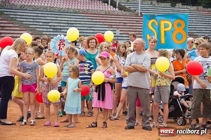 Zdjęcie w galerii na portalu naszraciborz.pl: Barwna parada dzieci i młodzieży przeszła z placu Długosza na stadion OSiR wiadomości z regionu