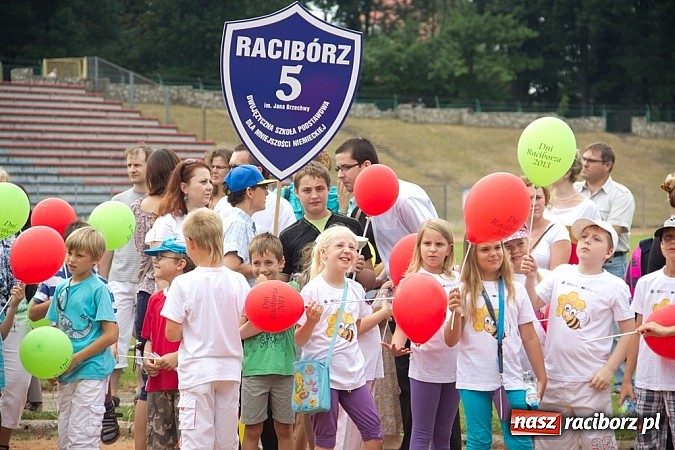 Zdjęcie w galerii na portalu naszraciborz.pl: Barwna parada dzieci i młodzieży przeszła z placu Długosza na stadion OSiR wiadomości z regionu