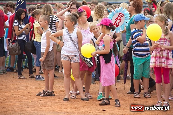 Zdjęcie w galerii na portalu naszraciborz.pl: Barwna parada dzieci i młodzieży przeszła z placu Długosza na stadion OSiR wiadomości z regionu