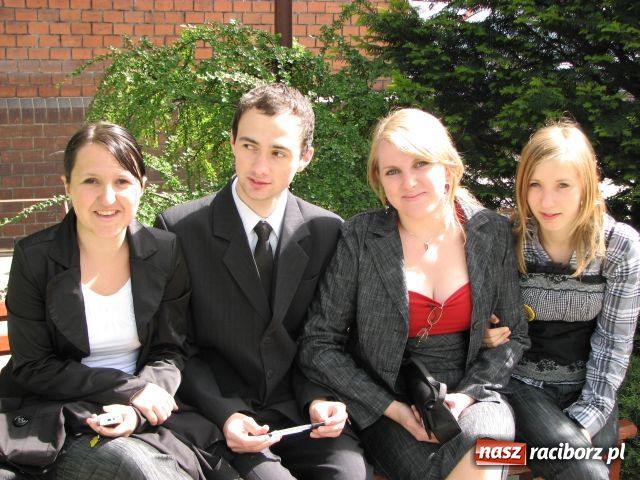 Zdjęcie w galerii na portalu naszraciborz.pl: Marynara i fryzura, czyli matura wiadomości z regionu