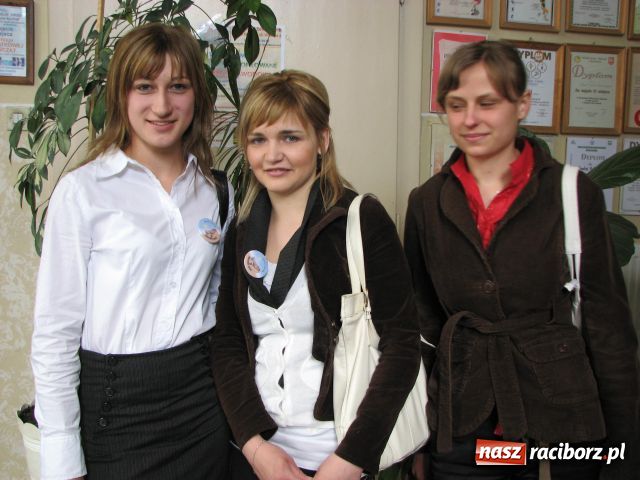 Zdjęcie w galerii na portalu naszraciborz.pl: Marynara i fryzura, czyli matura wiadomości z regionu