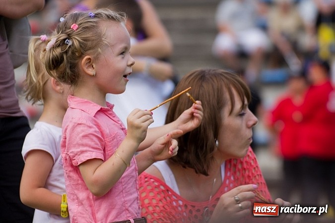 Zdjęcie w galerii na portalu naszraciborz.pl: Dzieci bawiły się z Majką Jeżowską wiadomości z regionu