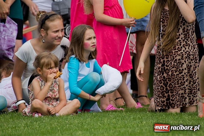 Zdjęcie w galerii na portalu naszraciborz.pl: Dzieci bawiły się z Majką Jeżowską wiadomości z regionu