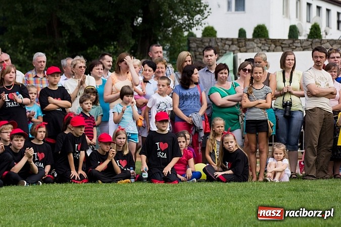 Zdjęcie w galerii na portalu naszraciborz.pl: Dzieci bawiły się z Majką Jeżowską wiadomości z regionu