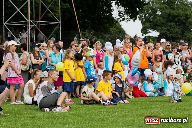Zdjęcie w galerii na portalu naszraciborz.pl: Dzieci bawiły się z Majką Jeżowską wiadomości z regionu