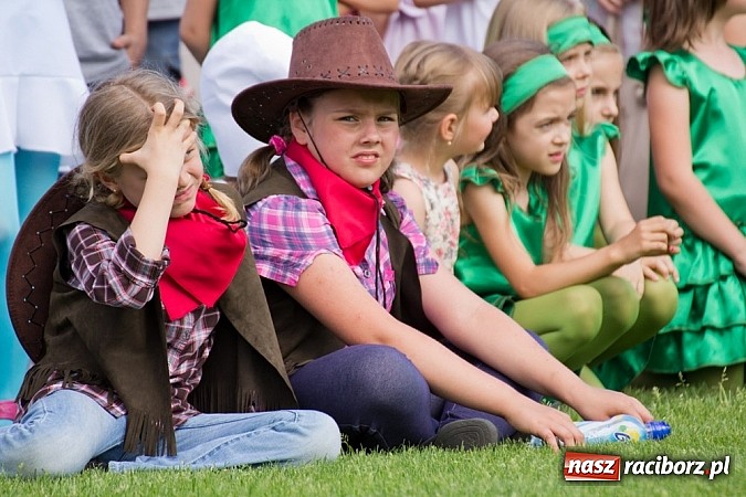 Zdjęcie w galerii na portalu naszraciborz.pl: Dzieci bawiły się z Majką Jeżowską wiadomości z regionu
