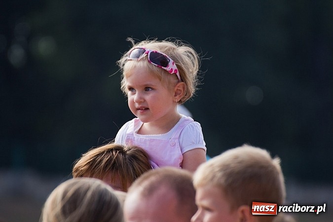 Zdjęcie w galerii na portalu naszraciborz.pl: Dzieci bawiły się z Majką Jeżowską wiadomości z regionu