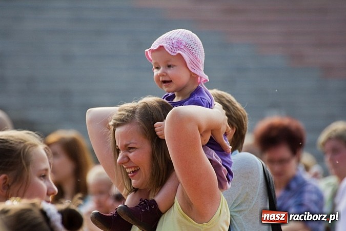 Zdjęcie w galerii na portalu naszraciborz.pl: Dzieci bawiły się z Majką Jeżowską wiadomości z regionu