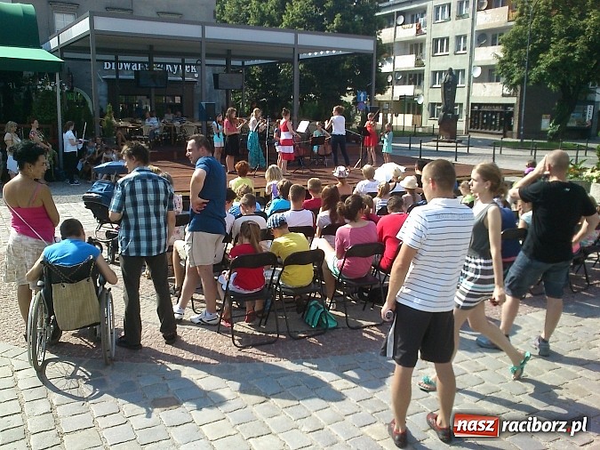 Zdjęcie w galerii na portalu naszraciborz.pl: Szkoła muzyczna wychodzi do mieszkańców wiadomości z regionu