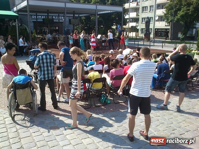 Zdjęcie w galerii na portalu naszraciborz.pl: Szkoła muzyczna wychodzi do mieszkańców wiadomości z regionu